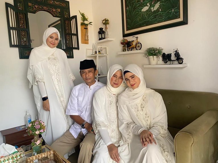 potret kenangan Tissa Biani dan ayah © berbagai sumber potret kenangan Tissa Biani dan ayah © berbagai sumber