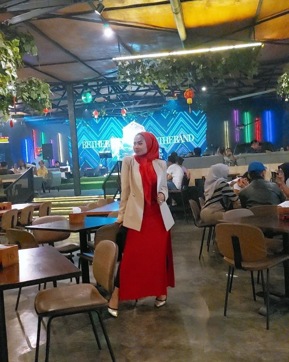 potret modis pemeran bu jalal di keseharian © berbagai sumber potret modis pemeran bu jalal di keseharian © berbagai sumber