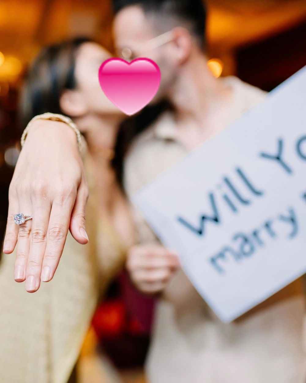 Nikita Mirzani dilamar Antonio © berbagai sumber Nikita Mirzani dilamar Antonio © berbagai sumber