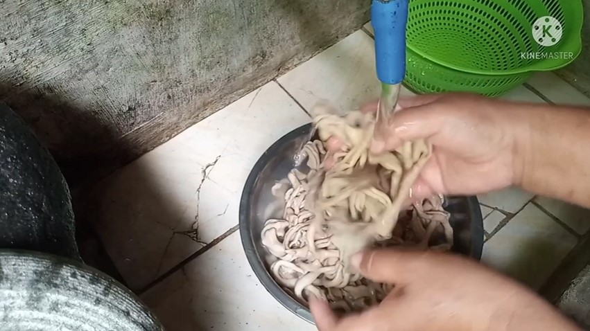 Tak perlu jeruk nipis, ini trik menghilangkan bau amis pada usus ayam pakai satu bahan