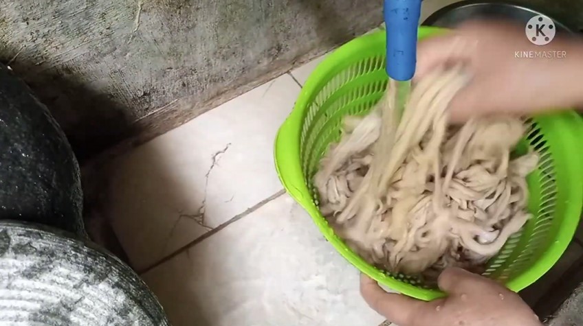 Tak perlu jeruk nipis, ini trik menghilangkan bau amis pada usus ayam pakai satu bahan