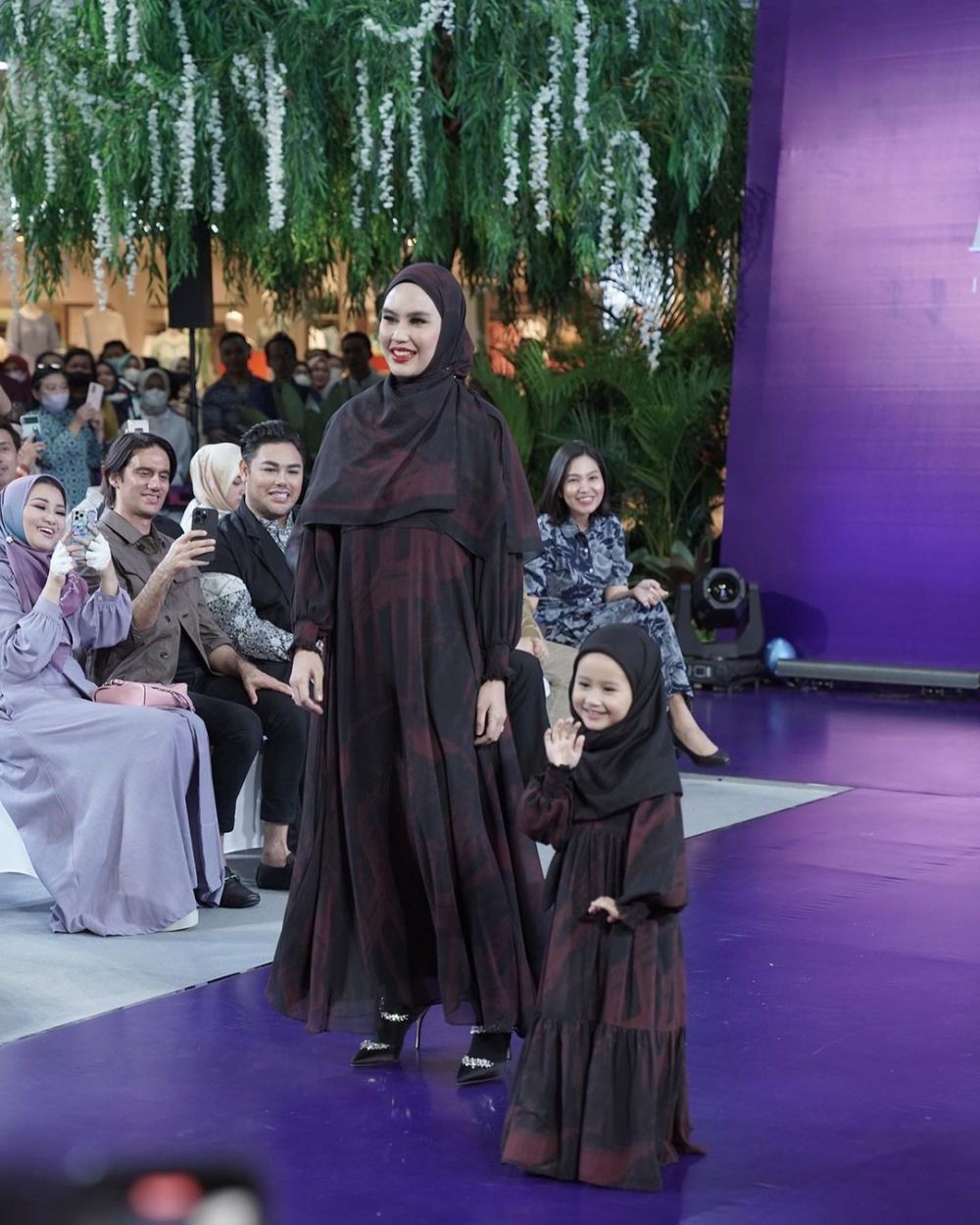 seleb catwalk bareng anak © berbagai sumber seleb catwalk bareng anak © berbagai sumber