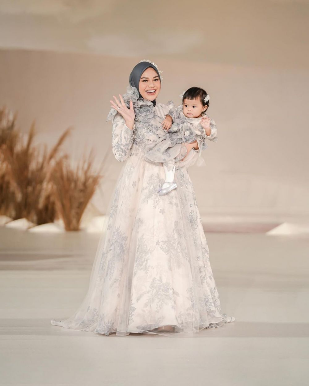 seleb catwalk bareng anak © berbagai sumber seleb catwalk bareng anak © berbagai sumber