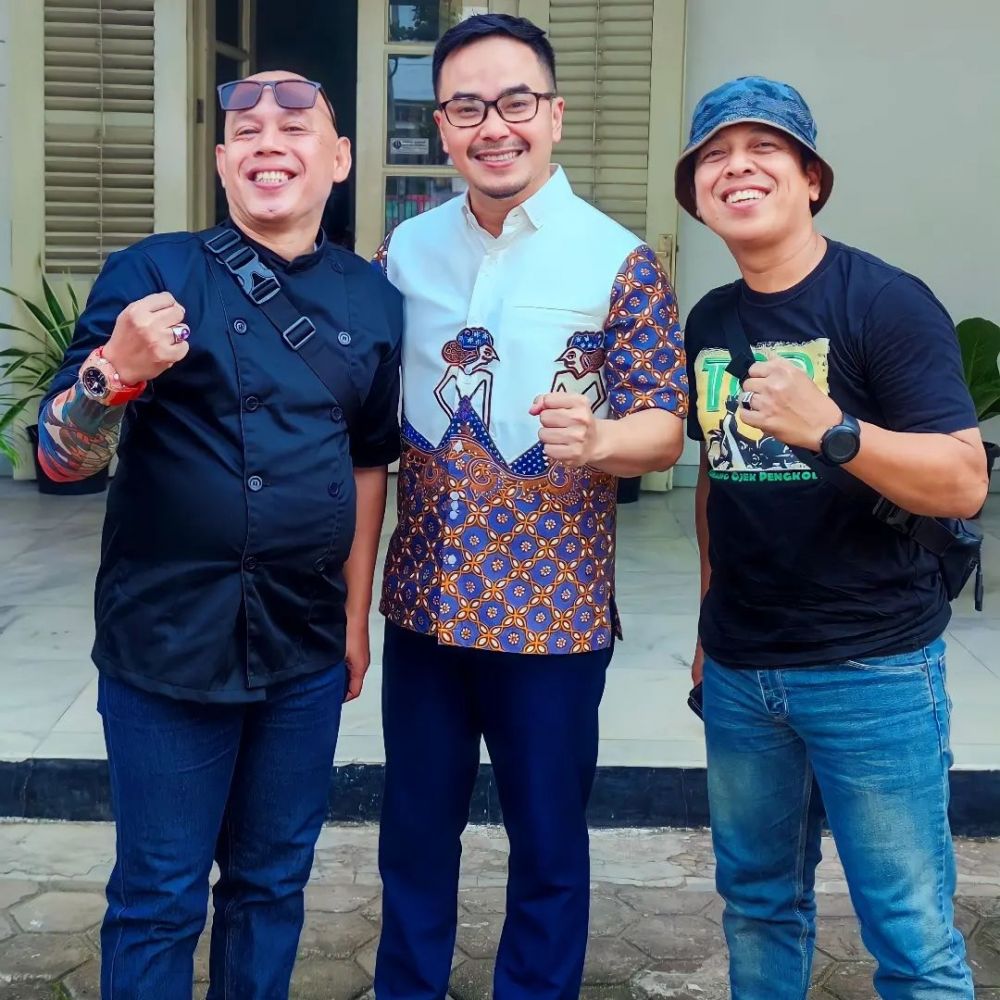 kasman penjual cendol di tukang ojek pengkolan ternyata keponakan pelawak senior © berbagai sumber