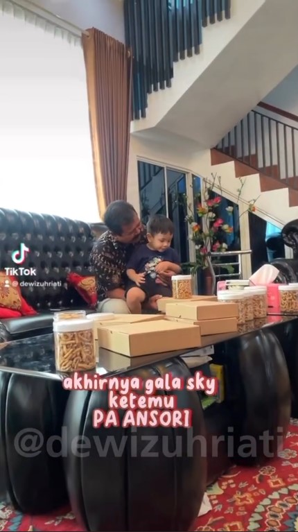 Momen Fuji ketemu Pak Anshori © Instagram