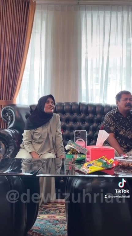 Momen Fuji ketemu Pak Anshori © Instagram