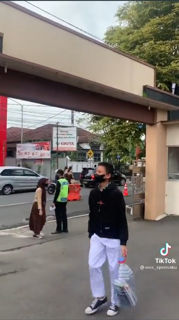 13 Potret lawak tas anak sekolah ini absurdnya kebangetan © berbagai sumber 13 Potret lawak tas anak sekolah ini absurdnya kebangetan © berbagai sumber