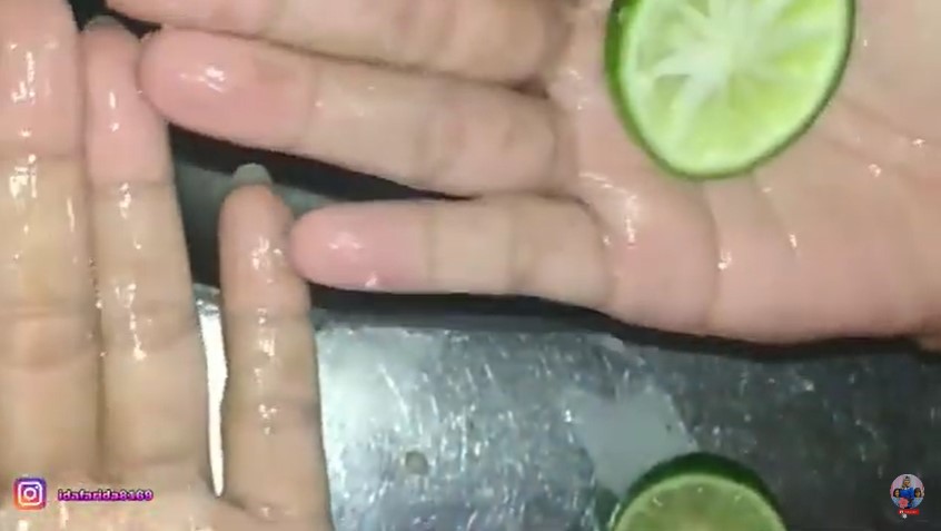 Tanpa perlu pakai sabun, ini cara menghilangkan getah pisang di tangan pakai 2 bahan