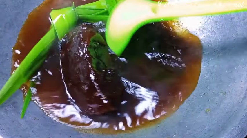 Cara mengolah adonan kue cucur, hasilnya empuk dan tetap berserat meski tanpa mixer