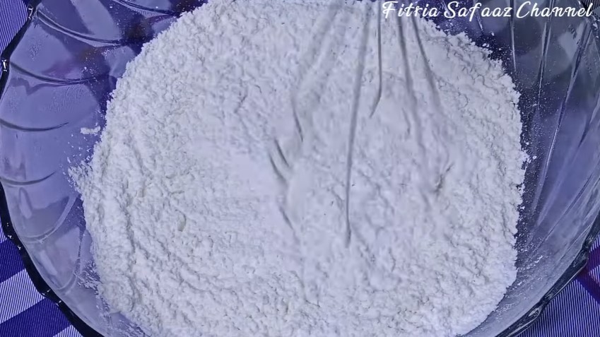 Cara mengolah adonan kue cucur, hasilnya empuk dan tetap berserat meski tanpa mixer