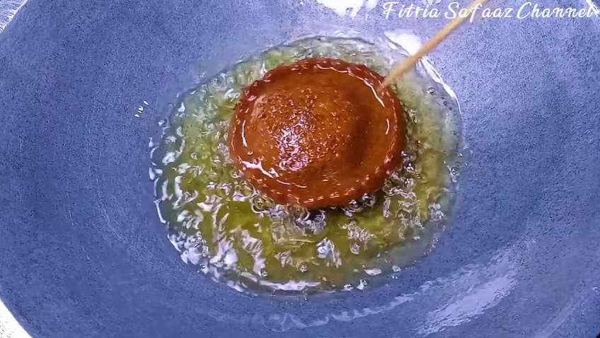 Cara mengolah adonan kue cucur, hasilnya empuk dan tetap berserat meski tanpa mixer