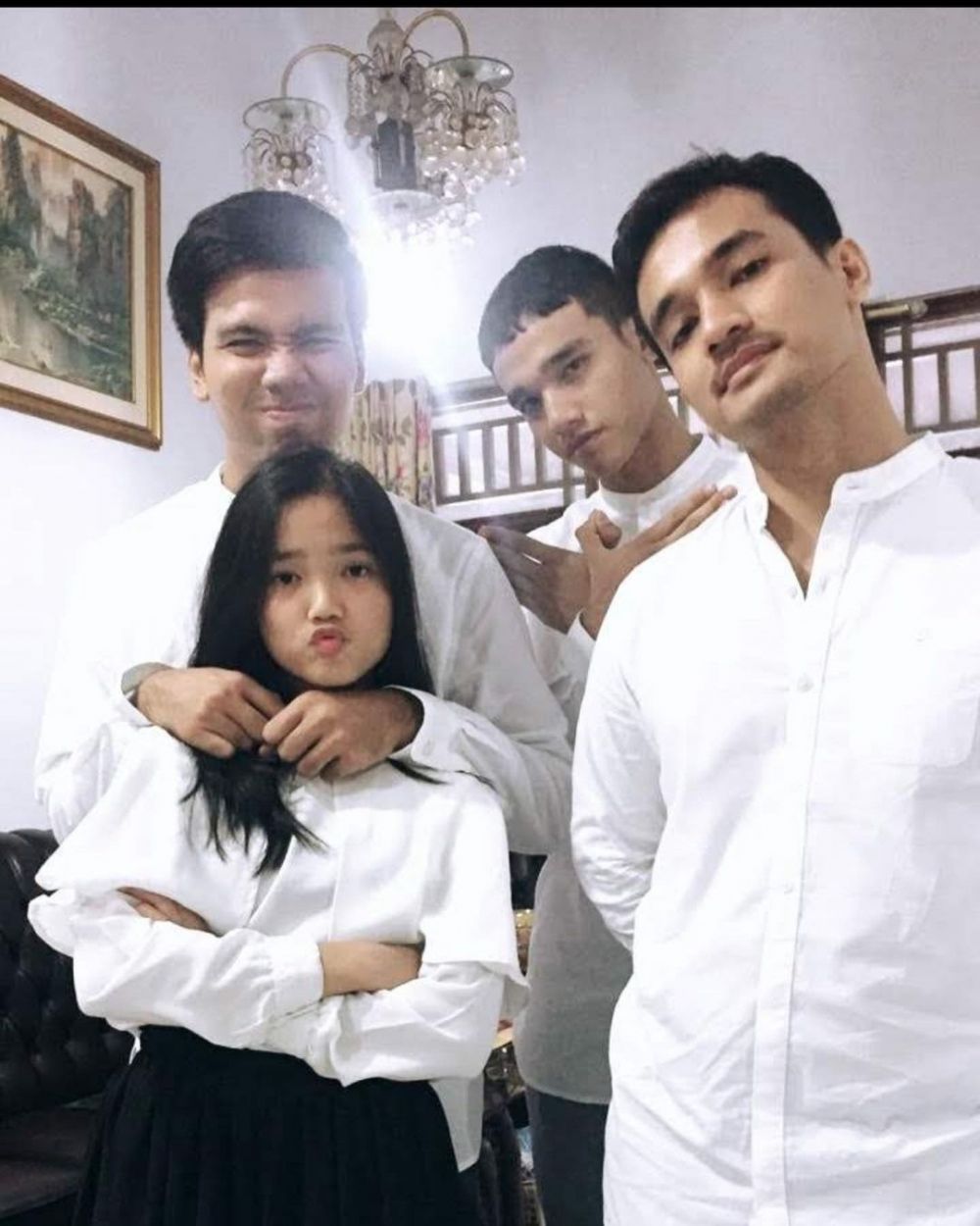 potret lawas fuji bareng kakaknya © instagram potret lawas fuji bareng kakaknya © instagram