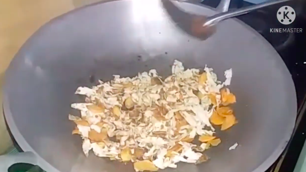 Tanpa perlu direbus atau direndam air panas, ini trik praktis bikin bihun goreng yang enak