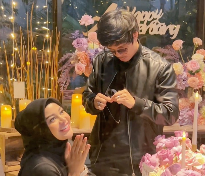 momen anniversary kedua pernikahan atta © instagram