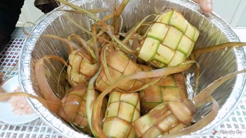 Cara menyimpan janur yang sudah dirangkai untuk bungkus ketupat, tetap hijau hingga 1 minggu