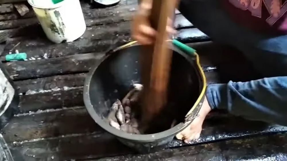 Tanpa pisau, ini cara cepat membersihkan sisik ikan dalam jumlah banyak hanya 2 menit