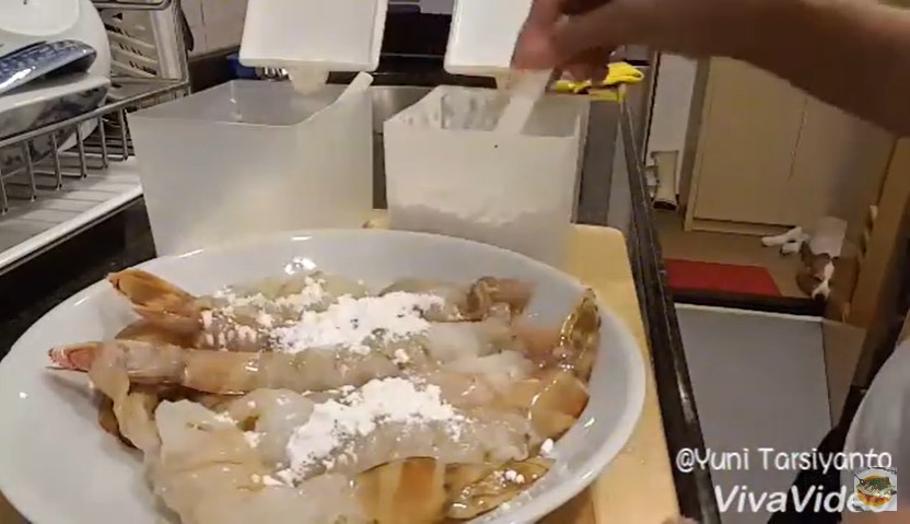 Tanpa jeruk nipis, ini cara hilangkan bau amis pada udang pakai dua bahan dapur