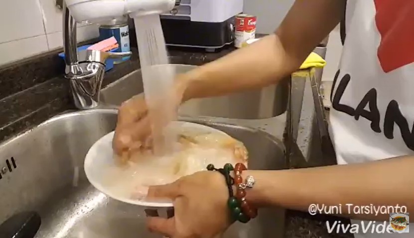 Tanpa jeruk nipis, ini cara hilangkan bau amis pada udang pakai dua bahan dapur