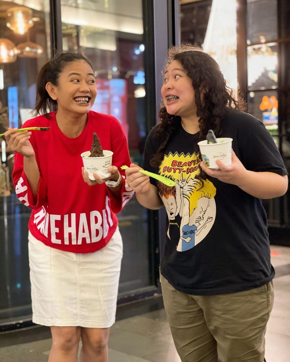 potret persahabatan Mpok Edah dan Bunga TOP  © 2023 brilio.net