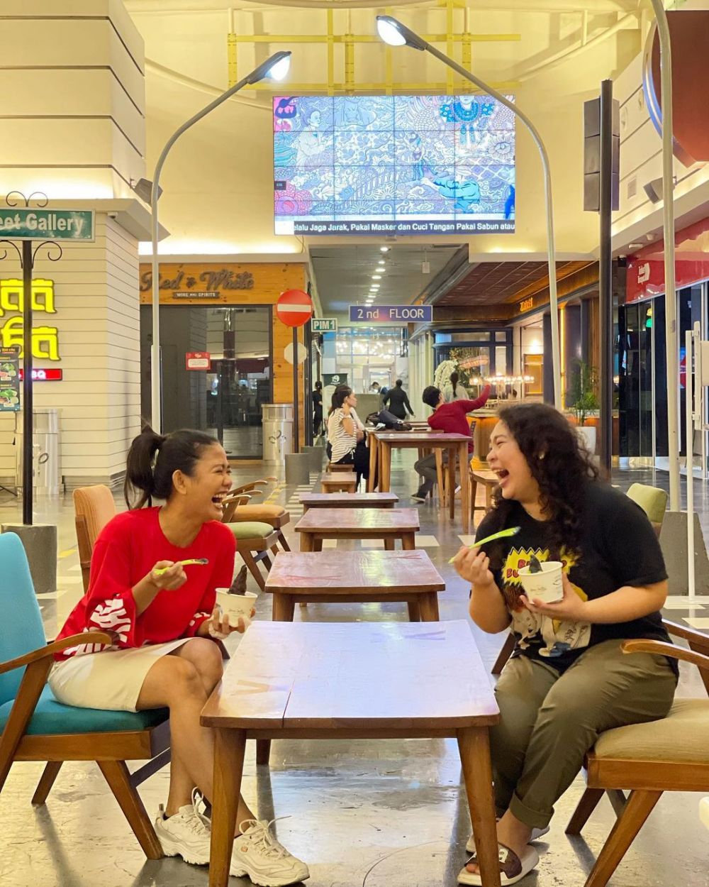 potret persahabatan Mpok Edah dan Bunga TOP  © 2023 brilio.net