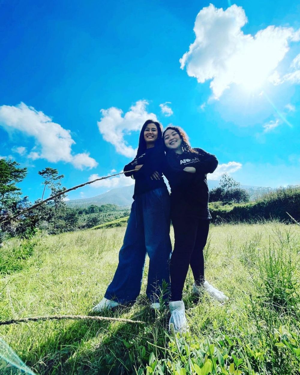 potret persahabatan Mpok Edah dan Bunga TOP  © 2023 brilio.net