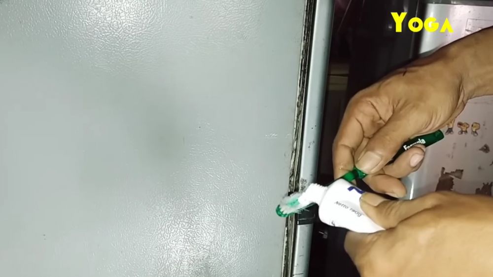 Modal Rp4.500, begini cara mengubah karet pintu kulkas dekil dan hitam agar bersih seperti baru