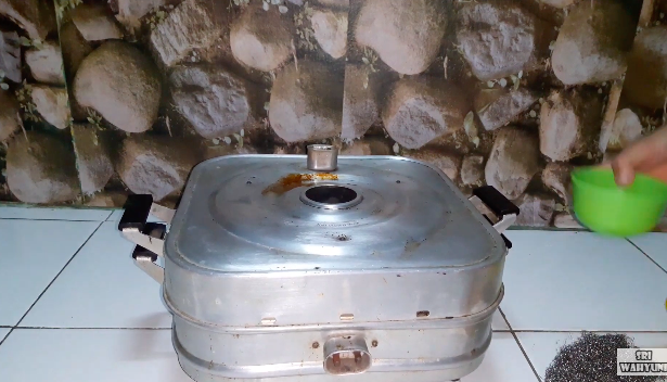 Jangan asal siram, ini cara bersihkan noda gosong di oven listrik cuma pakai 2 bahan dapur