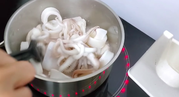 Bukan langsung digoreng, ini trik agar cumi goreng tepung renyah dan nggak alot meski sudah dingin