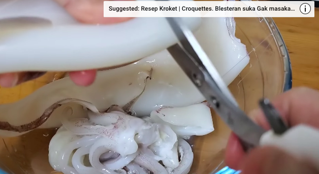 Bukan langsung digoreng, ini trik agar cumi goreng tepung renyah dan nggak alot meski sudah dingin