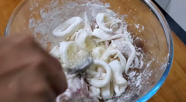 Bukan langsung digoreng, ini trik agar cumi goreng tepung renyah dan nggak alot meski sudah dingin