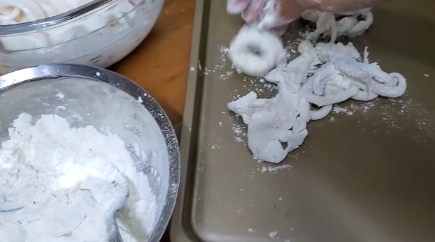 Bukan langsung digoreng, ini trik agar cumi goreng tepung renyah dan nggak alot meski sudah dingin