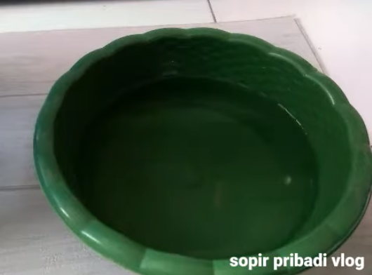 Cuma pakai 3 bahan, ini cara mudah hilangkan bau karet selang pompa galon elektrik dengan cepat