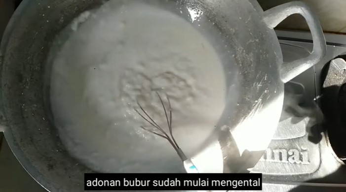 Tanpa santan, ini trik mengolah adonan bubur sumsum agar tetap gurih dan lembut maksimal