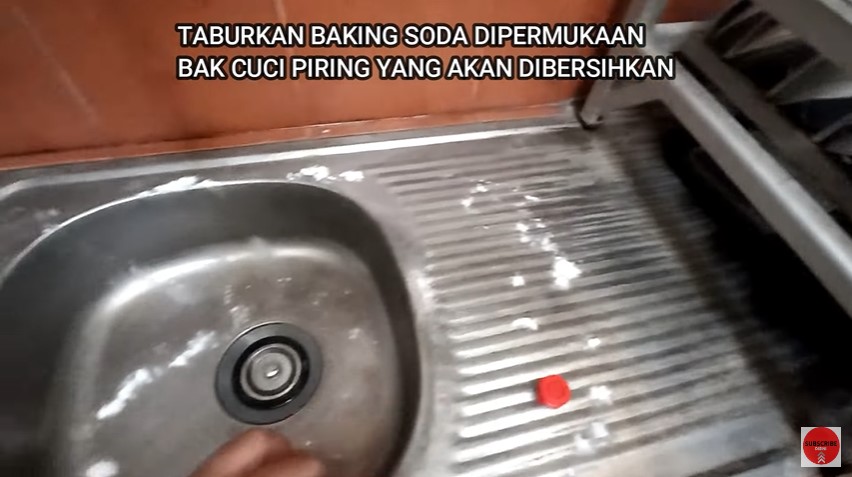 Hanya modal Rp2.500, ini cara kembalikan wastafel stainless steel kotor dan kusam jadi kinclong lagi
