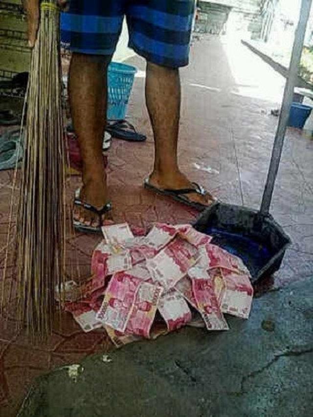 sultan pamer uang © berbagai sumber