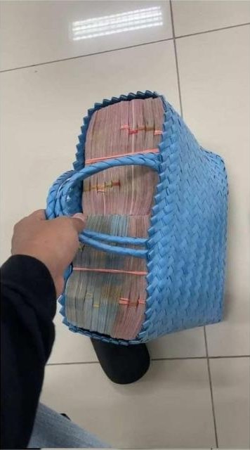 sultan pamer uang © berbagai sumber