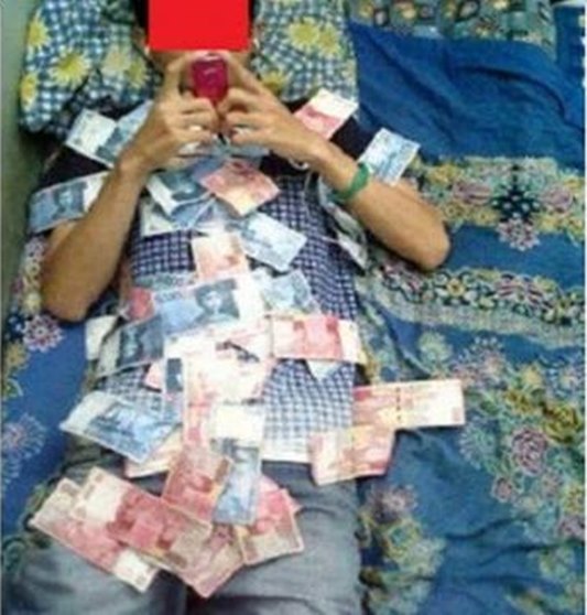 sultan pamer uang © berbagai sumber