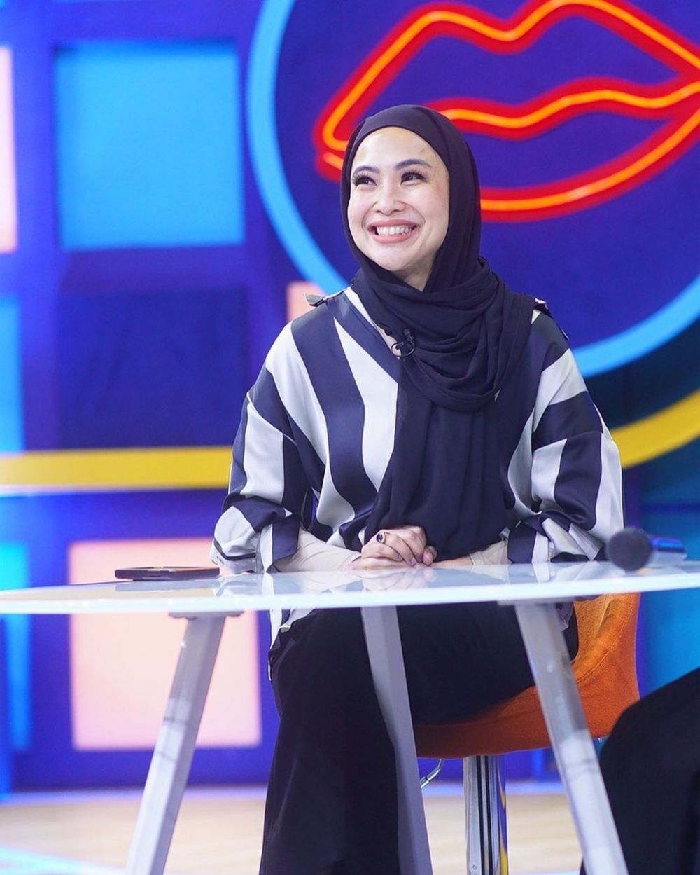 11 Gaya Feni Rose usai umrah, gunakan hijab saat jadi presenter acara gosip