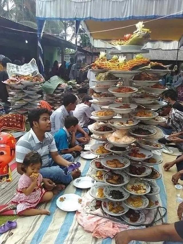 11 Momen kacau saat makan bareng ini nggak habis pikir © berbagai sumber