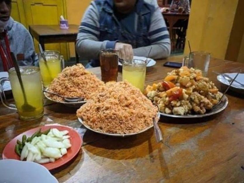 11 Momen kacau saat makan bareng ini nggak habis pikir © berbagai sumber 11 Momen kacau saat makan bareng ini nggak habis pikir © berbagai sumber