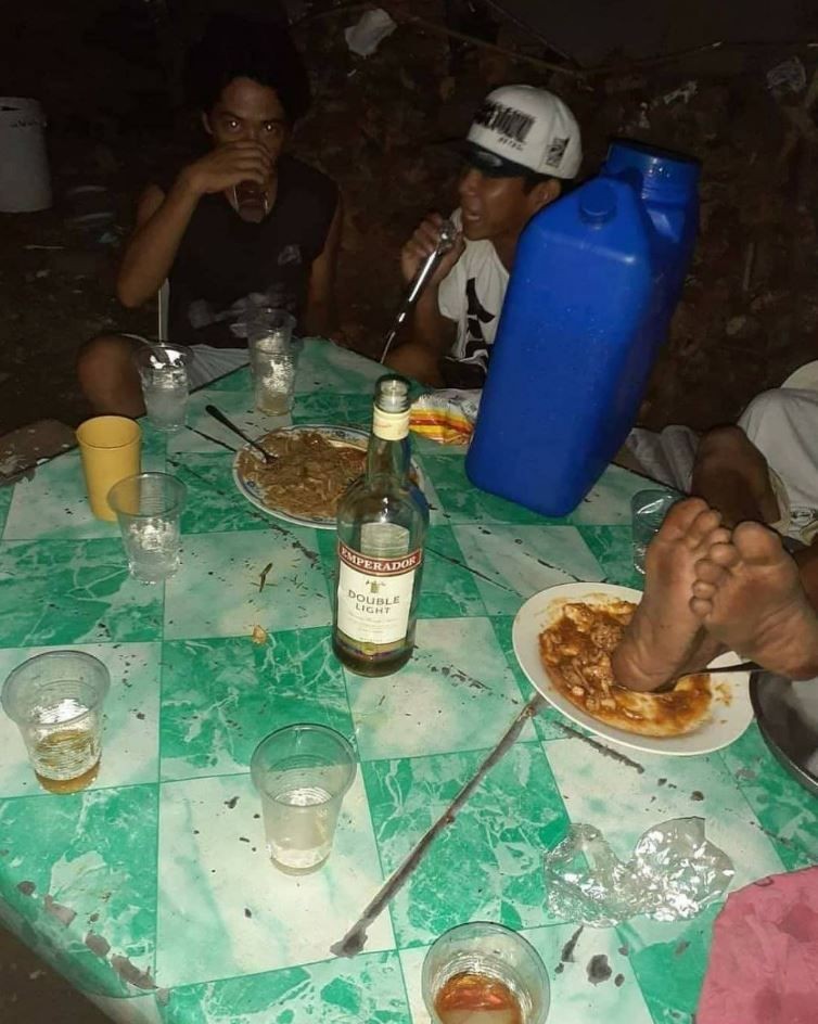 11 Momen kacau saat makan bareng ini nggak habis pikir © berbagai sumber 11 Momen kacau saat makan bareng ini nggak habis pikir © berbagai sumber