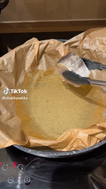 Bukan ditaburi tepung, ini trik goreng ikan biar tidak lengket di wajan