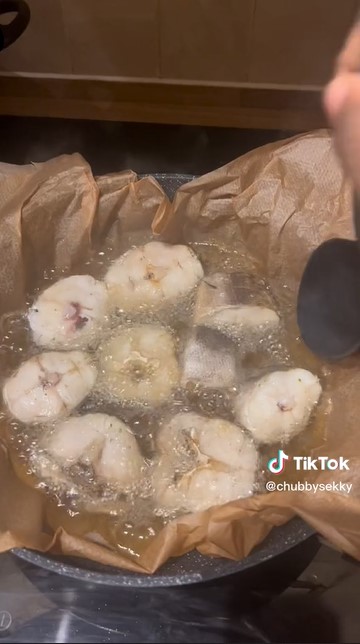 Bukan ditaburi tepung, ini trik goreng ikan biar tidak lengket di wajan