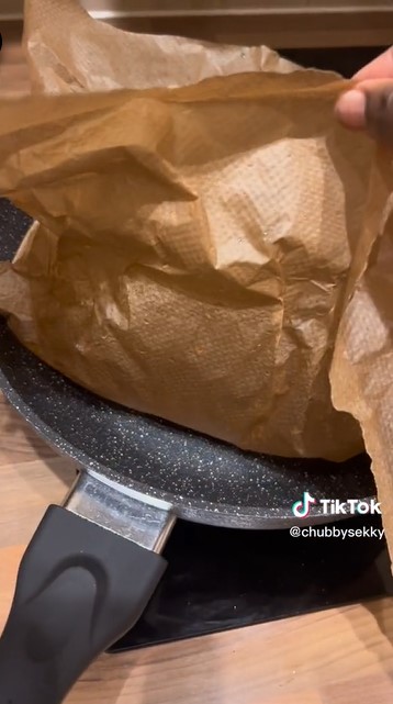 Bukan ditaburi tepung, ini trik goreng ikan biar tidak lengket di wajan