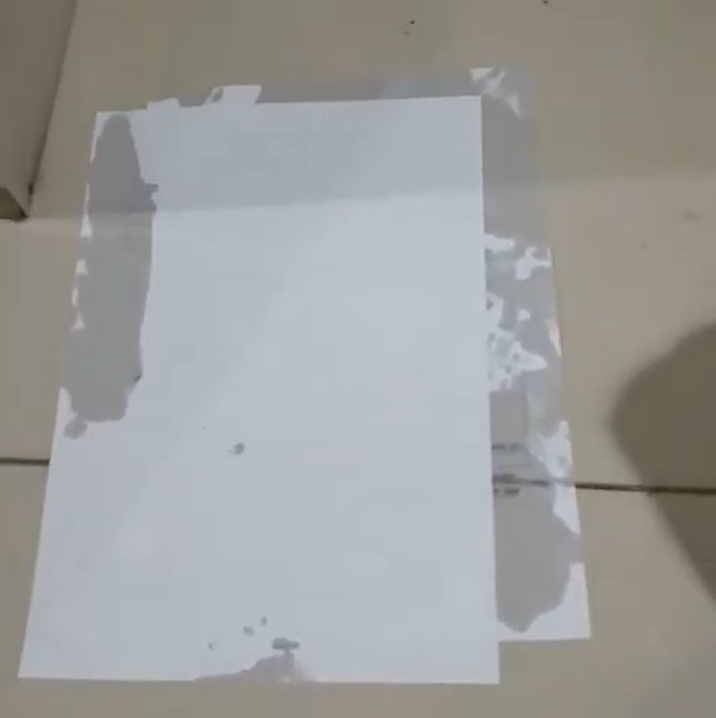 Bukan pakai tepung, begini trik bersihkan tumpahan minyak di lantai