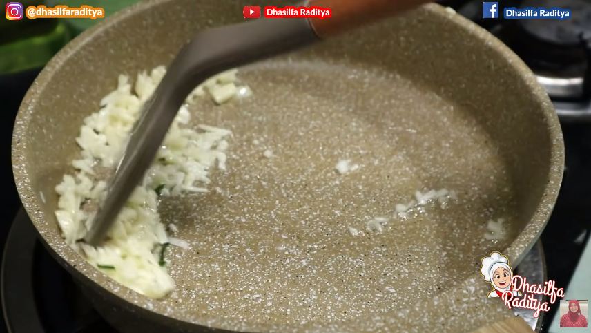Trik simpel bikin nasi daun jeruk pakai rice cooker agar pulen, gurih, dan lebih wangi