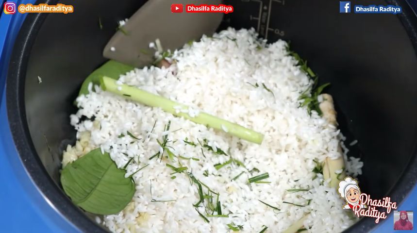 Trik simpel bikin nasi daun jeruk pakai rice cooker agar pulen, gurih, dan lebih wangi
