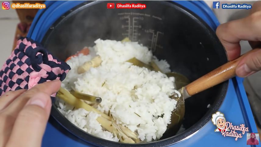 Trik simpel bikin nasi daun jeruk pakai rice cooker agar pulen, gurih, dan lebih wangi