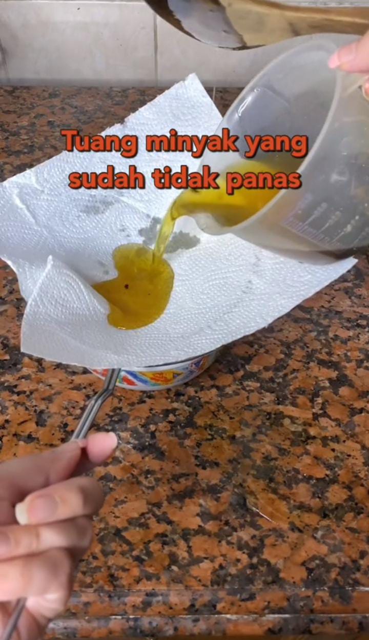 Bukan menggunakan tepung, ini cara menjernihkan minyak jelantah cukup pakai satu alat