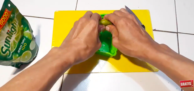 Pakai dua bahan dapur, ini cara hilangkan sisa lemak dan bau amis di cucian piring